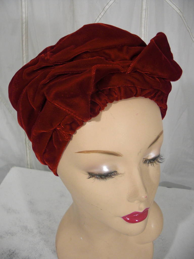 1950s Blood Red Velvet Turban

Styled with a lovely casual elegance, this hat is very versitile