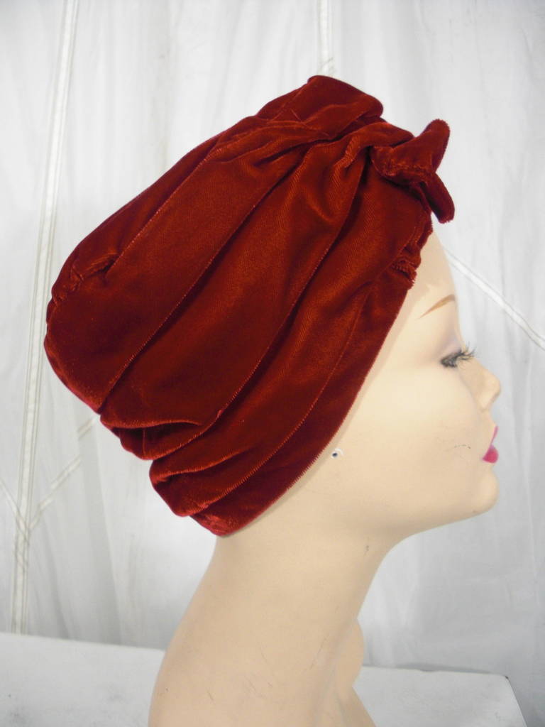 1940s Blood Red Velvet Turban In Excellent Condition In Gresham, OR