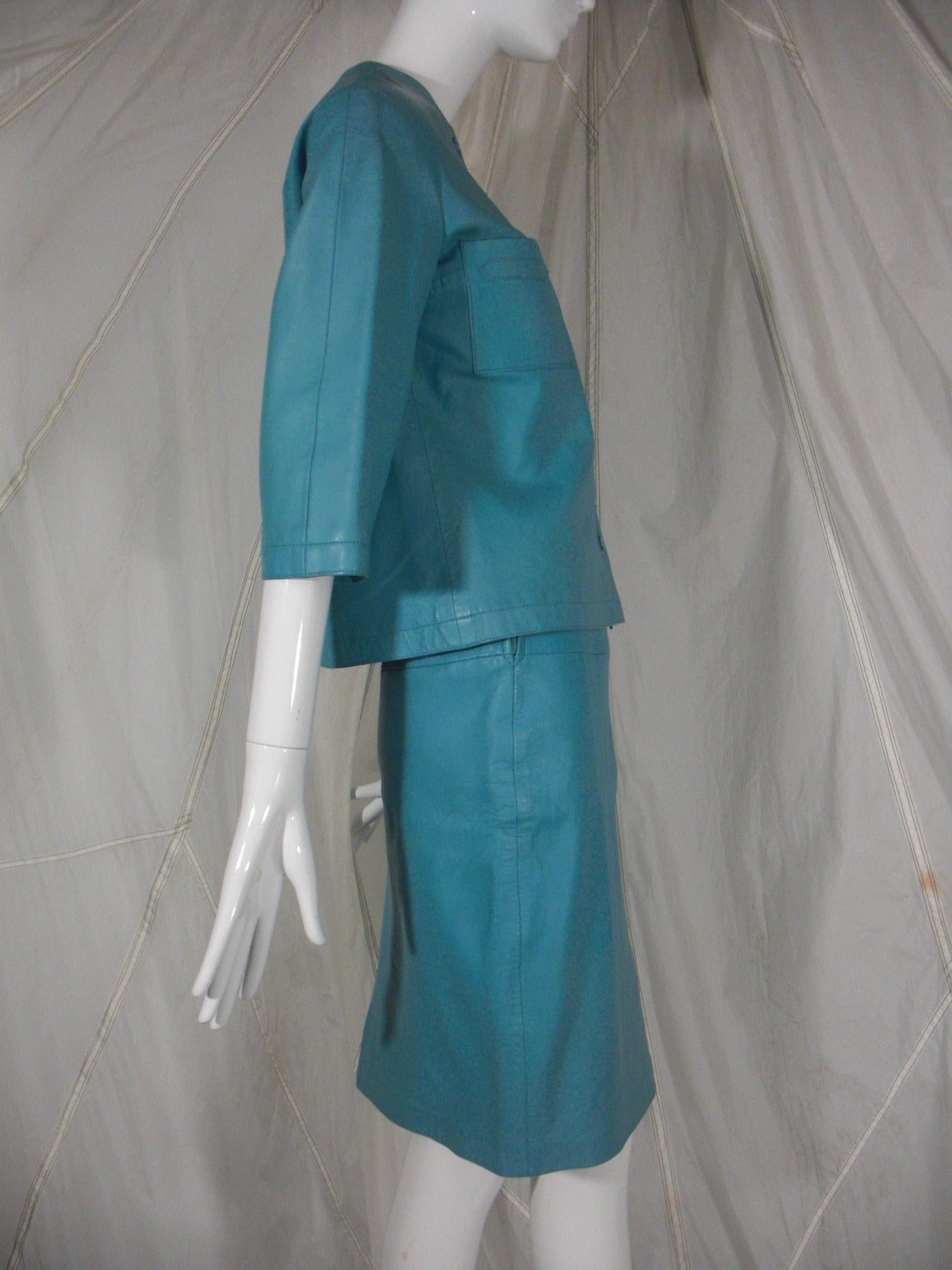 1960s Mc Douglas of Paris Turquoise Leather Suit

Sporty Shirt Style Jacket 

Fully Lined 

Very Mod