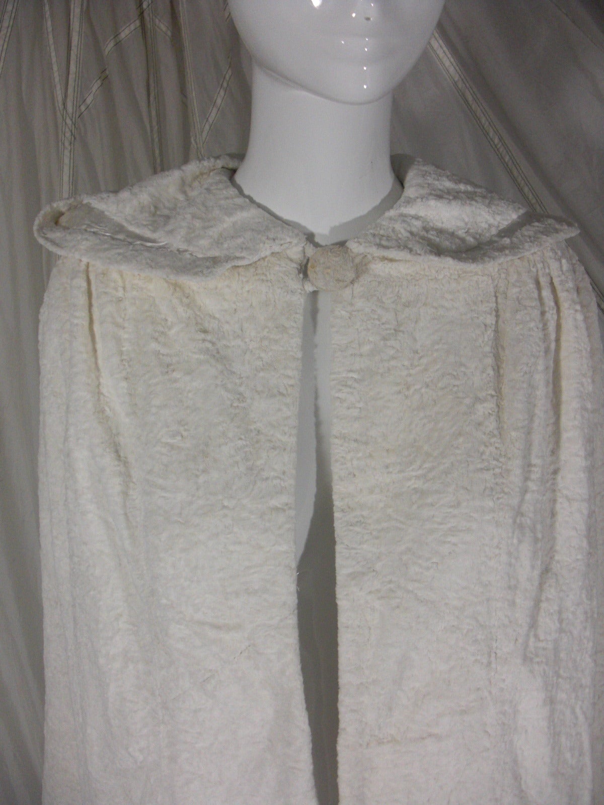 1940s Russel Gowns White Crushed Velvet Cape with Hood In Good Condition In Gresham, OR