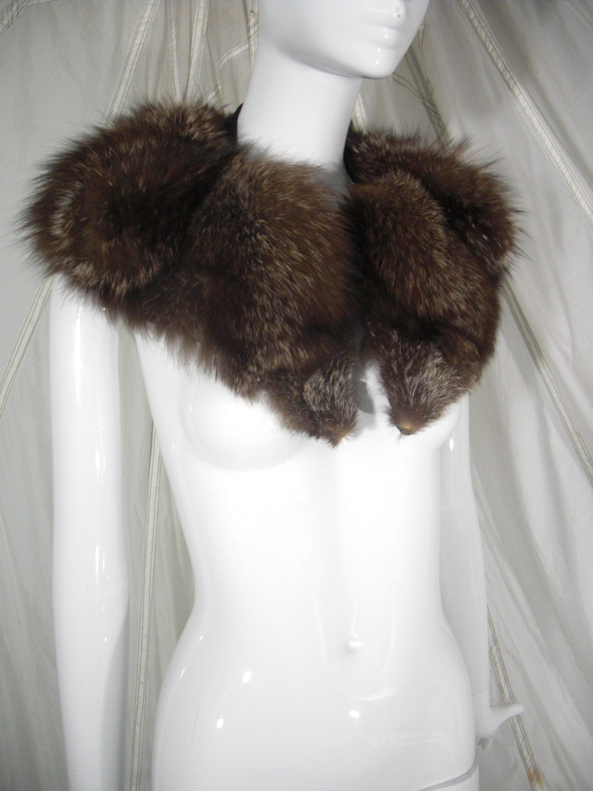 A gorgeous 1940s sculpted fox fur collar with lining.  Silk and wool lined.