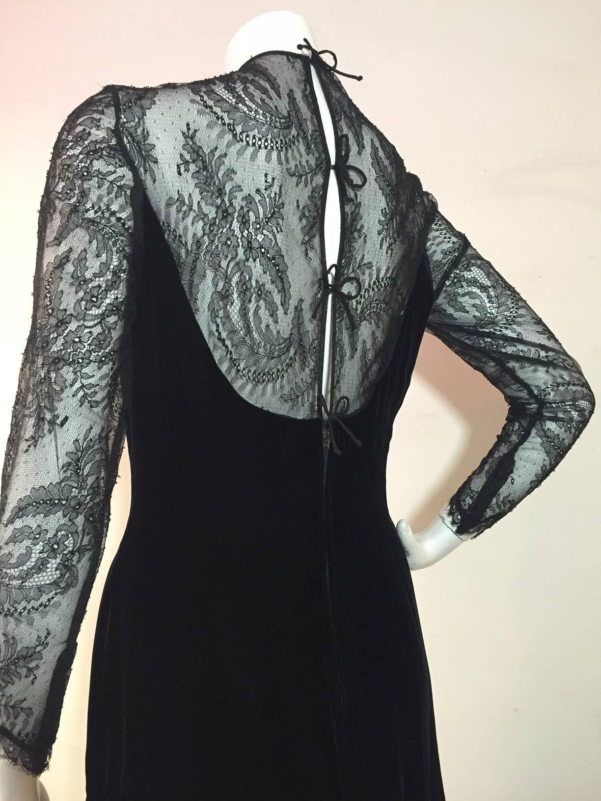 1980s Arnold Scaasi Black Velvet and Chantilly Lace Evening Gown w/ Fishtail Hem In Excellent Condition In Gresham, OR