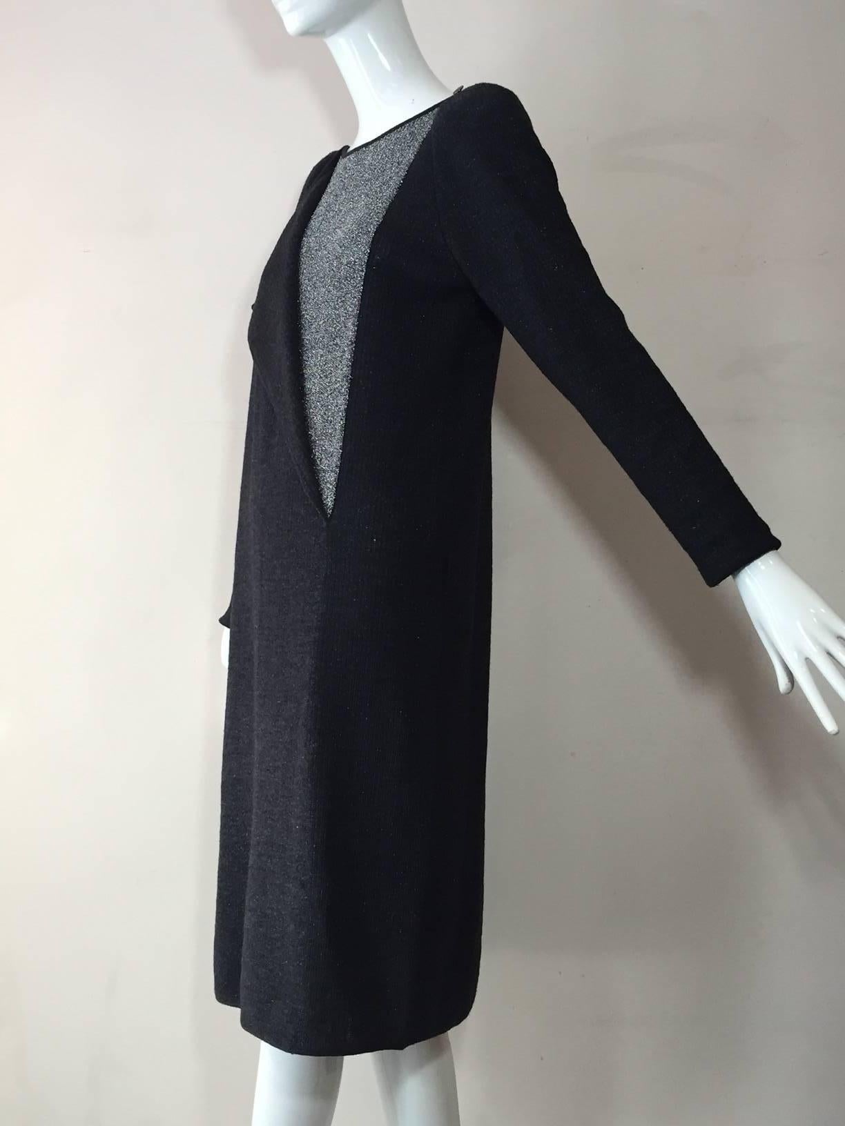 Vestido de punto gris de lana y lúrex Karl Lagerfeld for Chloe de los años 80:  mangas largas, hombros acolchados.  El panel frontal se desabrocha para mostrar un panel de lúrex plateado. La abertura lateral está recubierta de lúrex para un efecto