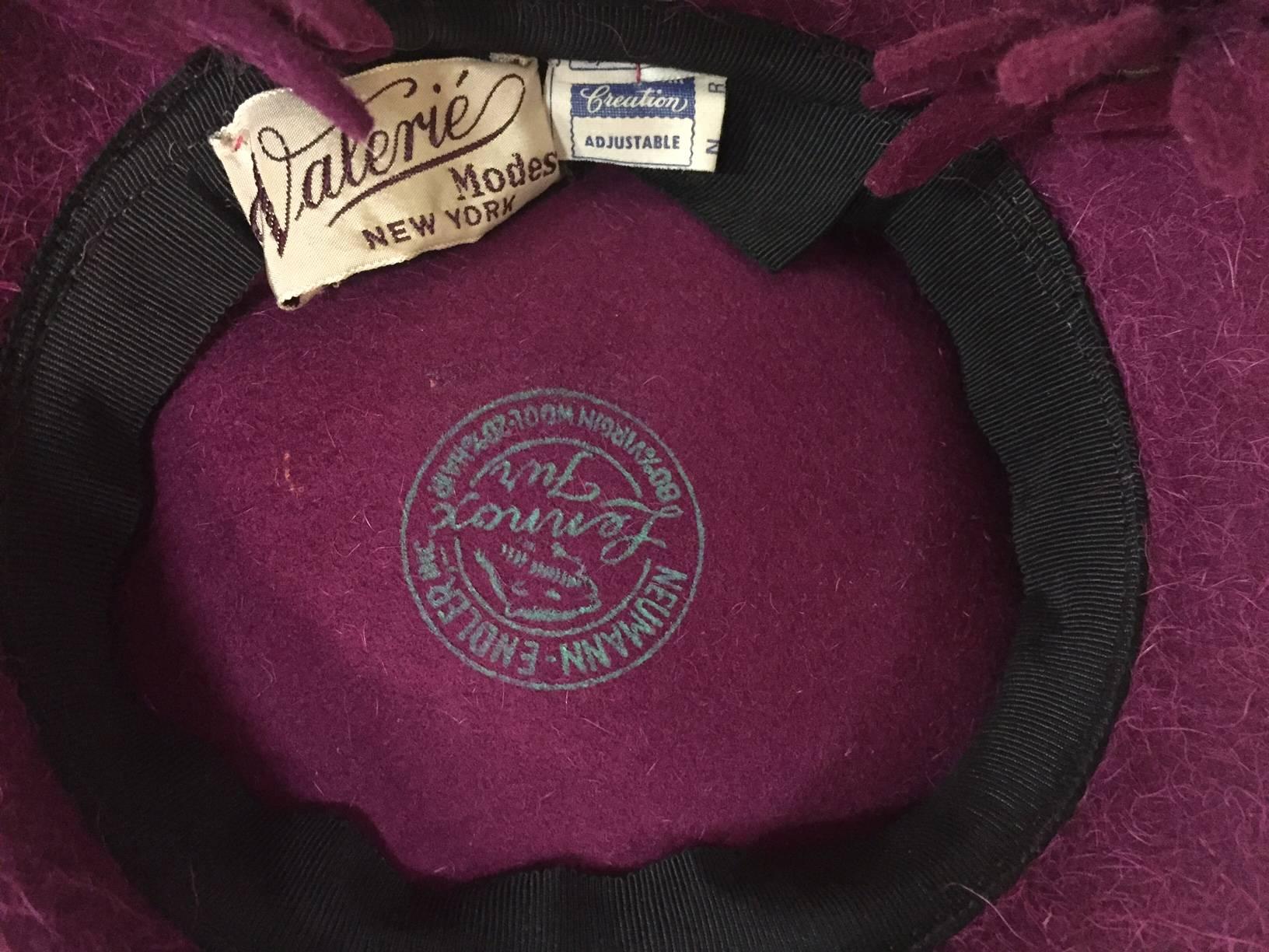 1940s Valerie Modes Magenta Felt Tilt Hat with Felt Flower Embellished Band In Excellent Condition In Gresham, OR