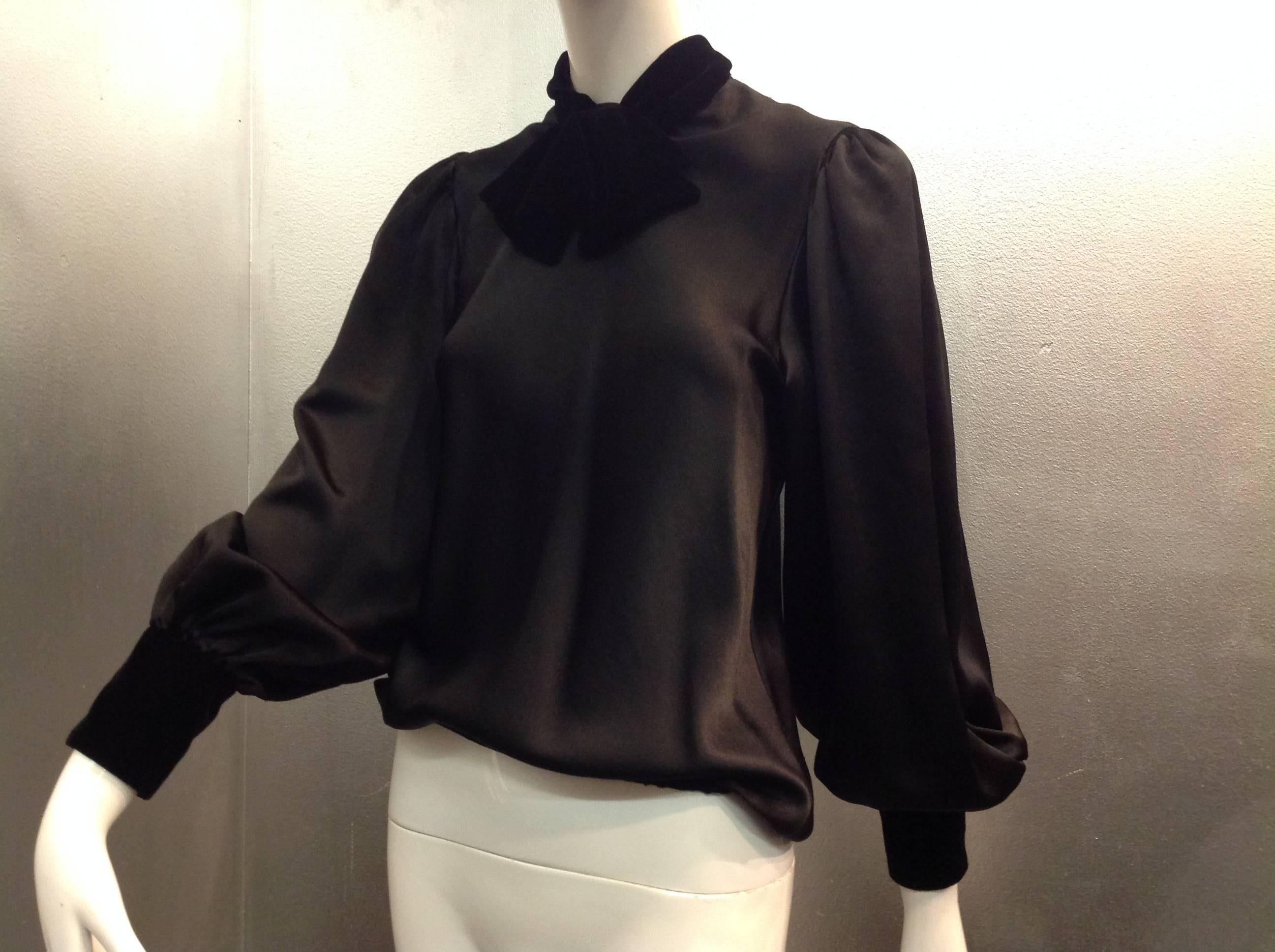 A beautiful 1980s Oscar de La Renta black silk satin blouse with velvet bow at neckline, balloon sleeves with button cuffs, keyhole button back neckline and elastic blouson waist. 