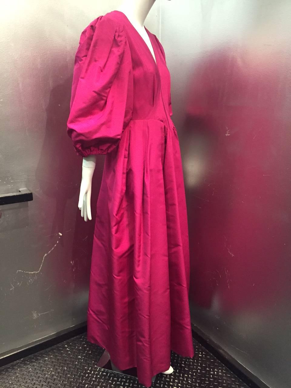 Rouge Pauline Trigere - Robe de soirée en faille de soie fuchsia avec manches ballons, années 1970  en vente