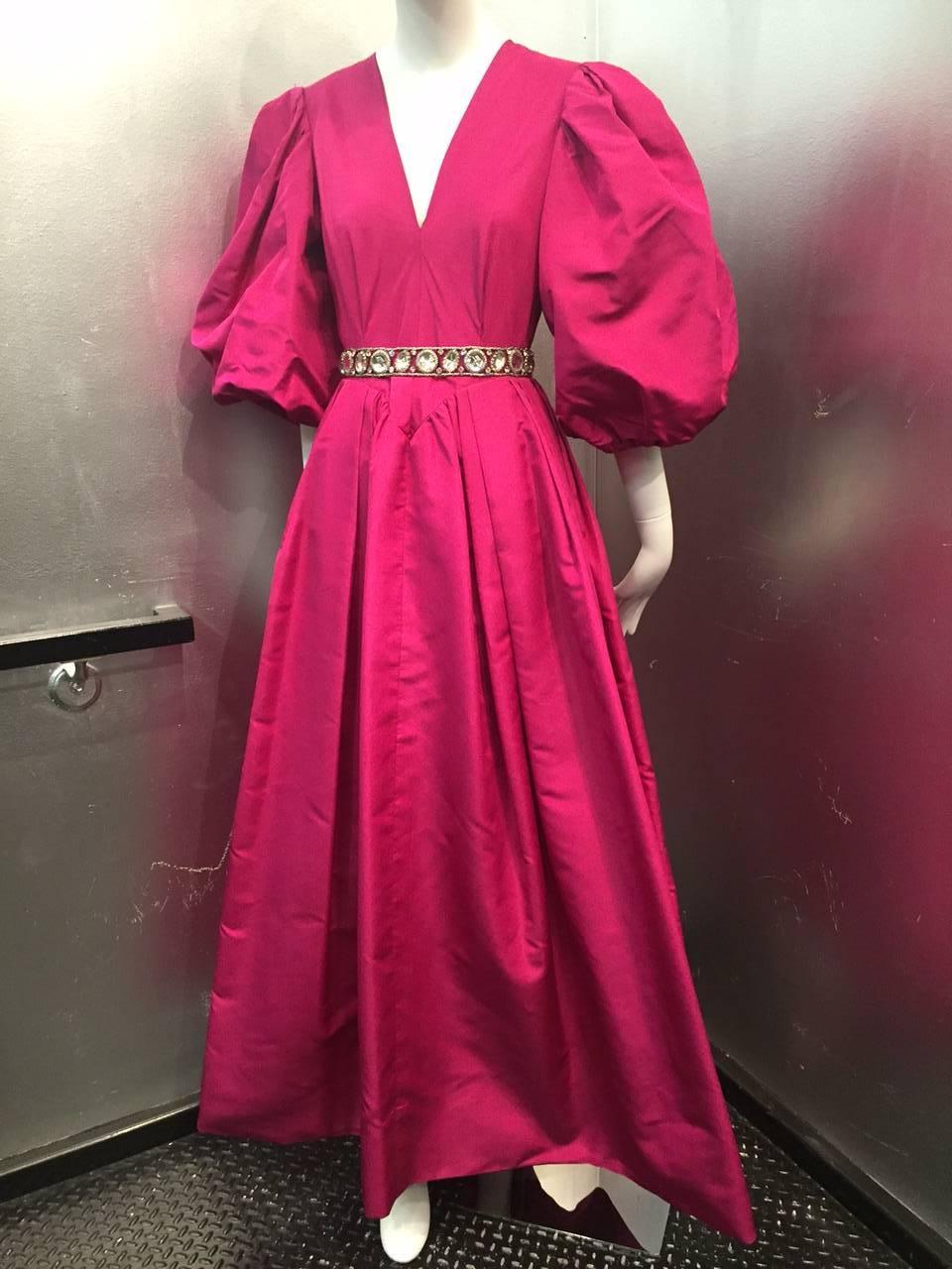 Magnifique robe de soirée Pauline Trigere des années 1970 en faille de soie fine fuchsia avec un profond décolleté en 