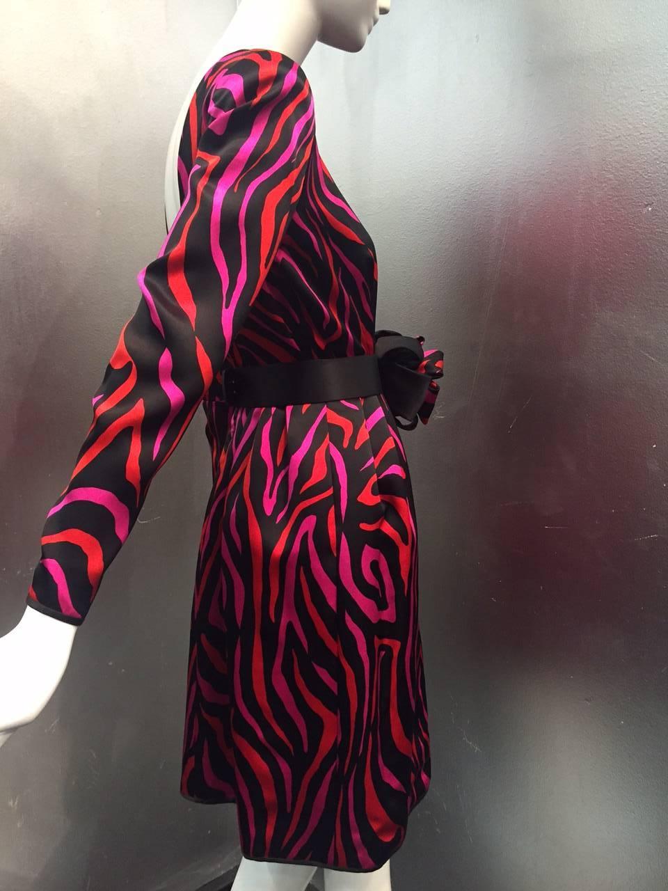 Superbe robe de cocktail des années 1980 en satin de soie charmeuse à imprimé zébré rouge, fuchsia et noir de Stanley Platos - Martin Ross, avec poches fendues sur les côtés et ceinture à nœud assortie d'origine.  La jupe est entièrement doublée