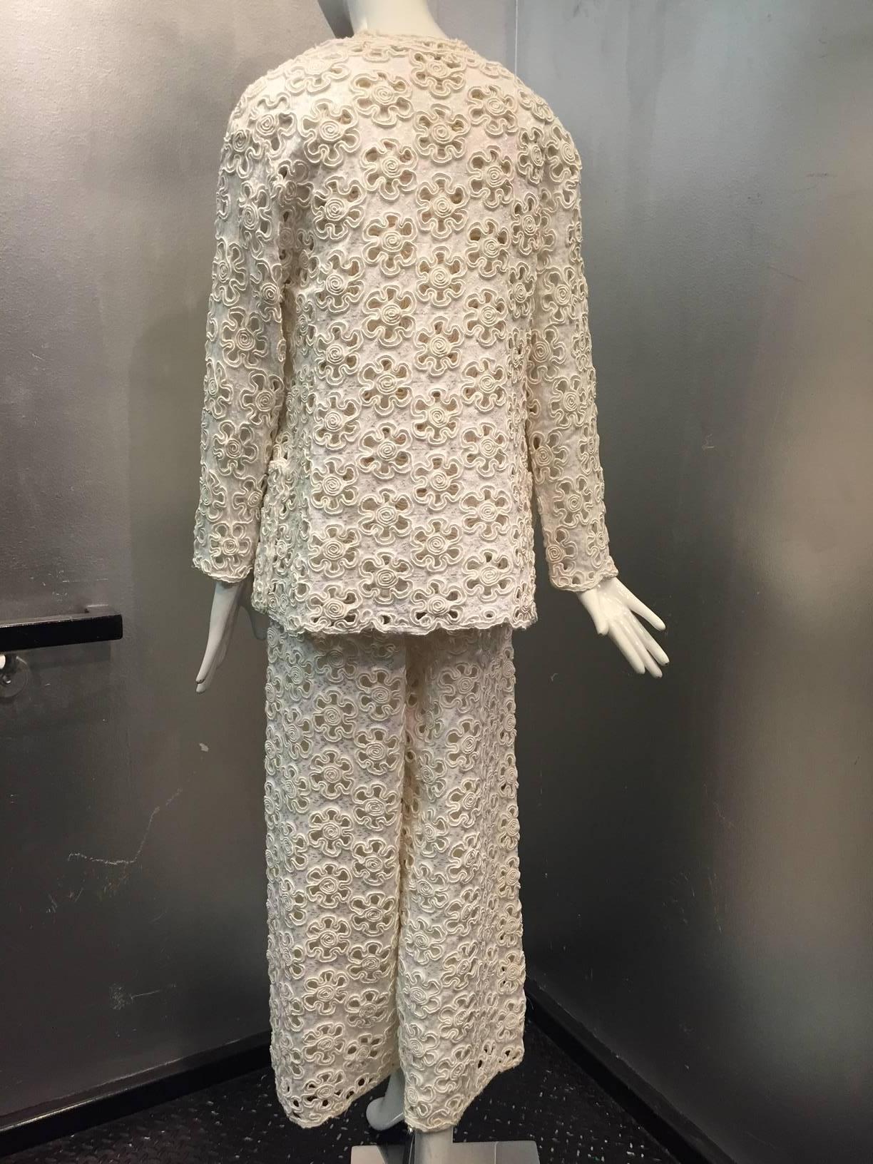 James Galanos - Costume pantalon 3 pièces crème avec œillets brodés et dentelle, années 1960 Excellent état - En vente à Gresham, OR