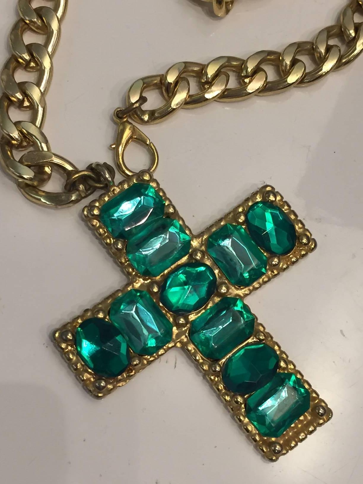 1980s Chunky Emerald Green Jeweled Cross on Gold-Tone Chain.  In Excellent Condition In Gresham, OR