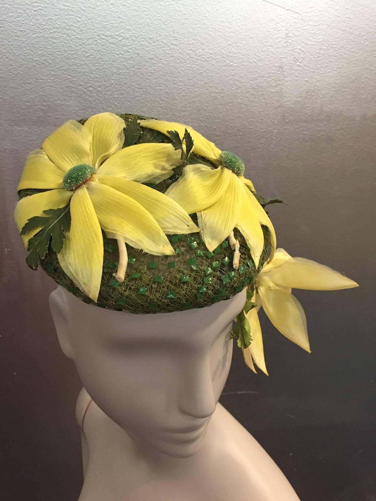 Beige 1950s Saks Fifth Avenue Charming Spring Daisy Hat with Side Accent Flower