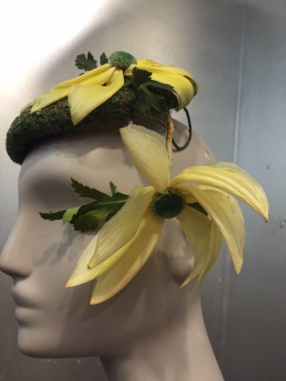 1950s Saks Fifth Avenue Charming Spring Daisy Hat with Side Accent Flower In Excellent Condition In Gresham, OR