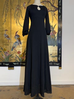 Vestido largo de los años 70 de Helga Howie, de punto fino de lana negra con corte imperio y escote en forma de ojo de cerradura
