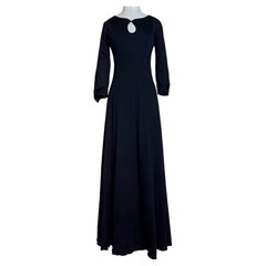 Vestido largo de los años 70 de Helga Howie, de punto fino de lana negra con corte imperio y escote en forma de ojo de cerradura