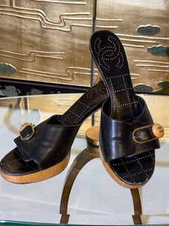 Chanel Frühjahr/Sommer 2002: Schwarze Pantoletten aus Ziegenleder mit hellem Plateau und Stiletto-Absatz