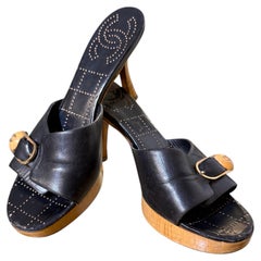 Chanel Frühjahr/Sommer 2002: Schwarze Pantoletten aus Ziegenleder mit hellem Plateau und Stiletto-Absatz