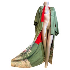 Kimono traditionnel en soie vert jade des années 1930, orné de délicats motifs floraux peints