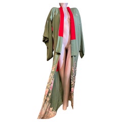 Kimono traditionnel en soie vert jade des années 1930, orné de délicats motifs floraux peints