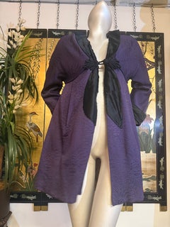 Giacca matelassé in seta viola reale del 1915 con revers e chiusura in raso di seta