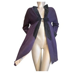 Giacca matelassé in seta viola reale del 1915 con revers e chiusura in raso di seta