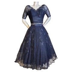 Completo da cocktail a due pezzi degli anni ’50 in pizzo blu navy e taffetà di seta