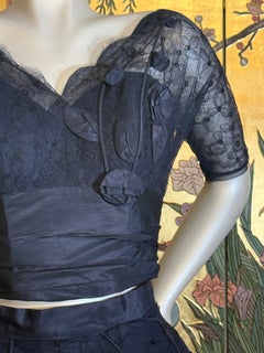 Completo da cocktail a due pezzi degli anni ’50 in pizzo blu navy e taffetà di seta