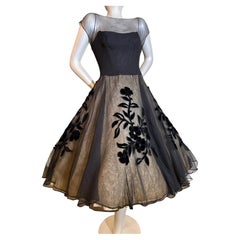 Vestido de fiesta de gasa de seda negra «Mignon» de los años 50, con corpiño estructurado y falda amplia