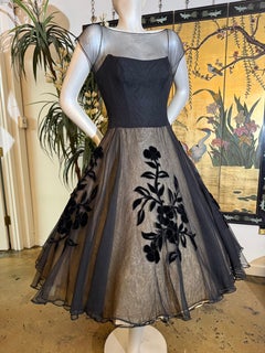 Vestido de fiesta de gasa de seda negra «Mignon» de los años 50, con corpiño estructurado y falda amplia