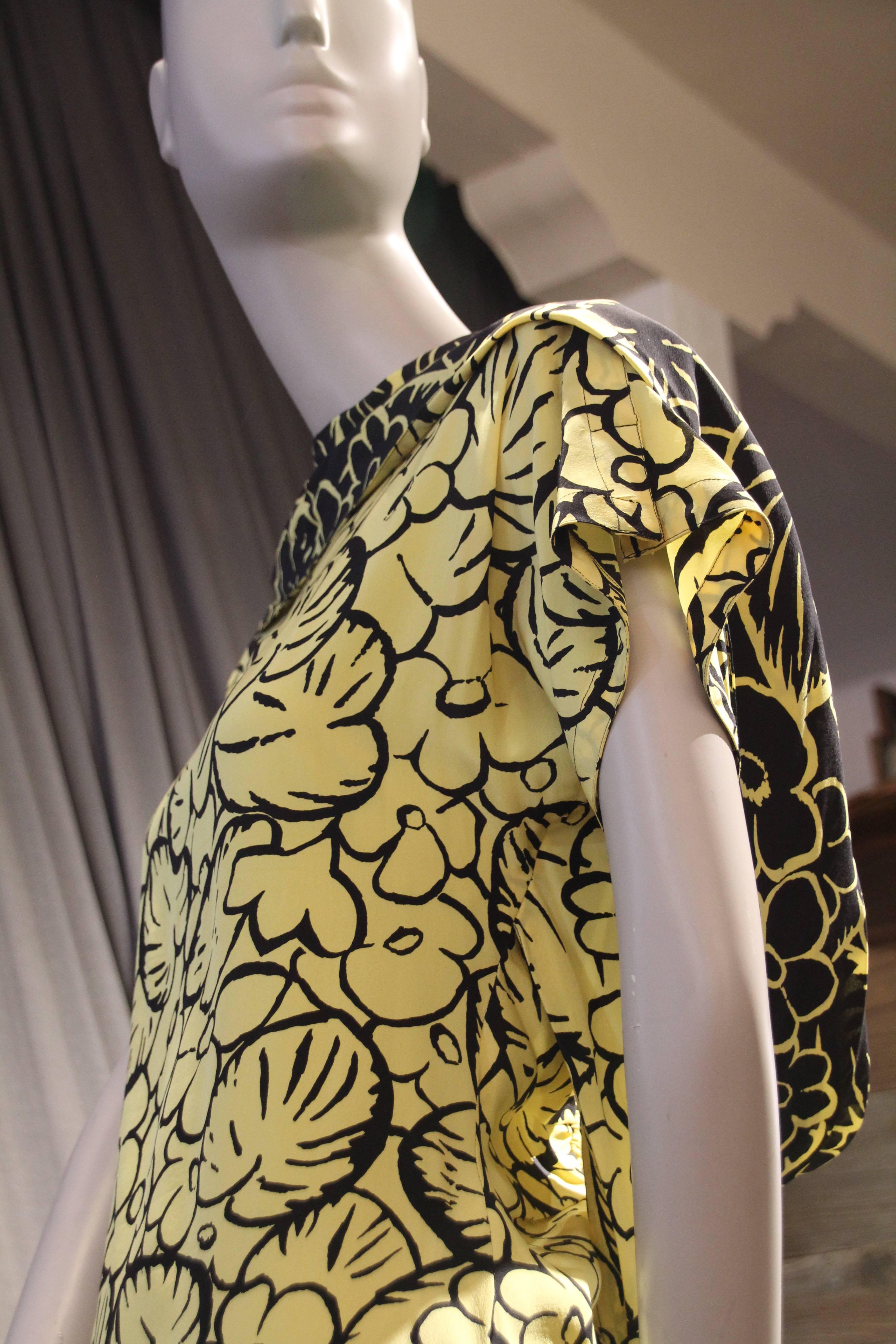Marron Robe en soie à imprimé floral jaune et noir avec dos drapé Gianni Versace, années 1980  en vente