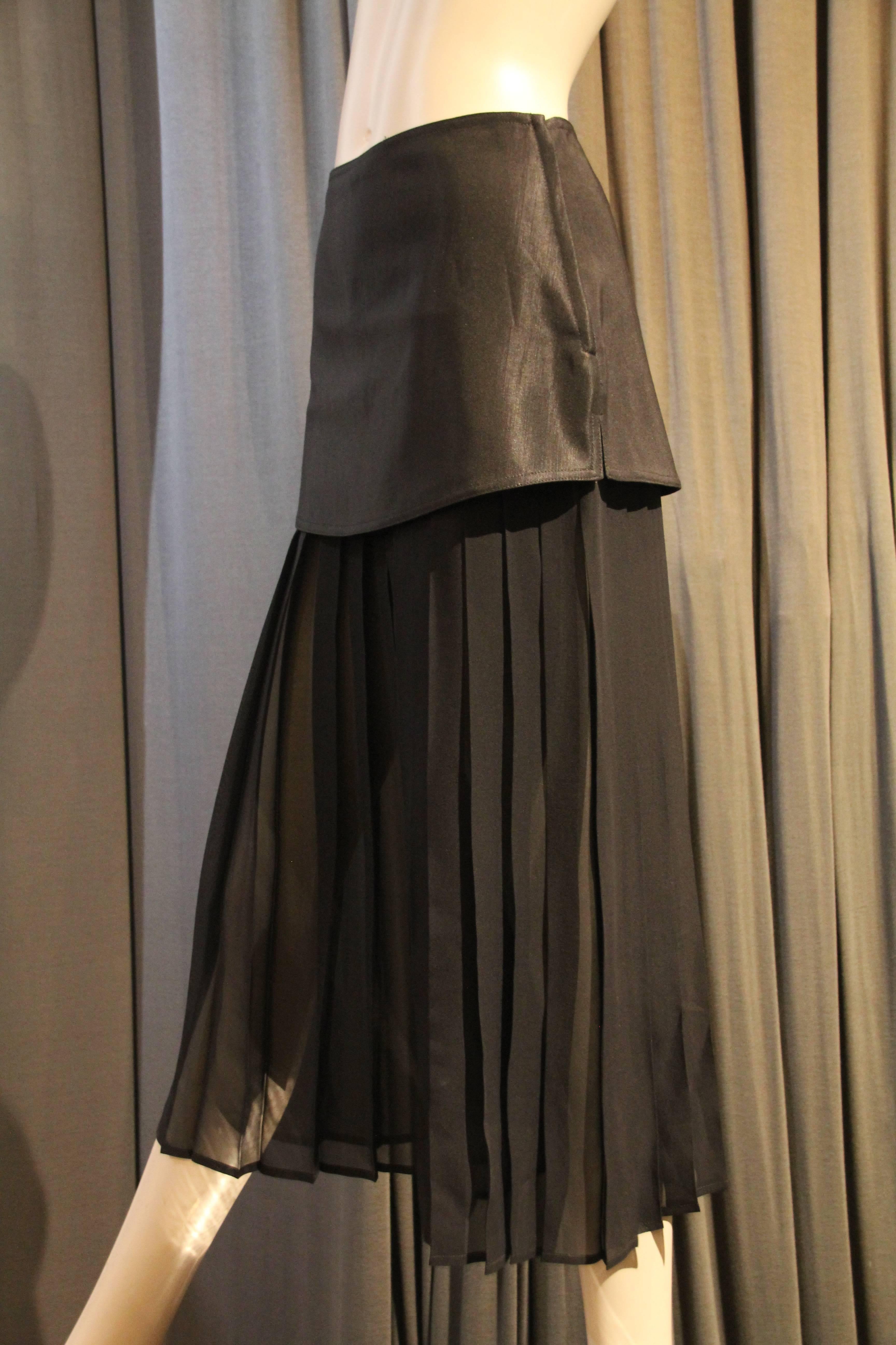 Un pantalon palazzo d'avant-garde des années 1980 en mousseline de soie plissée d'inspiration japonaise de Gianni Versace, avec une bande de rayonne texturée ou une sorte de gaine qui entoure les hanches. 