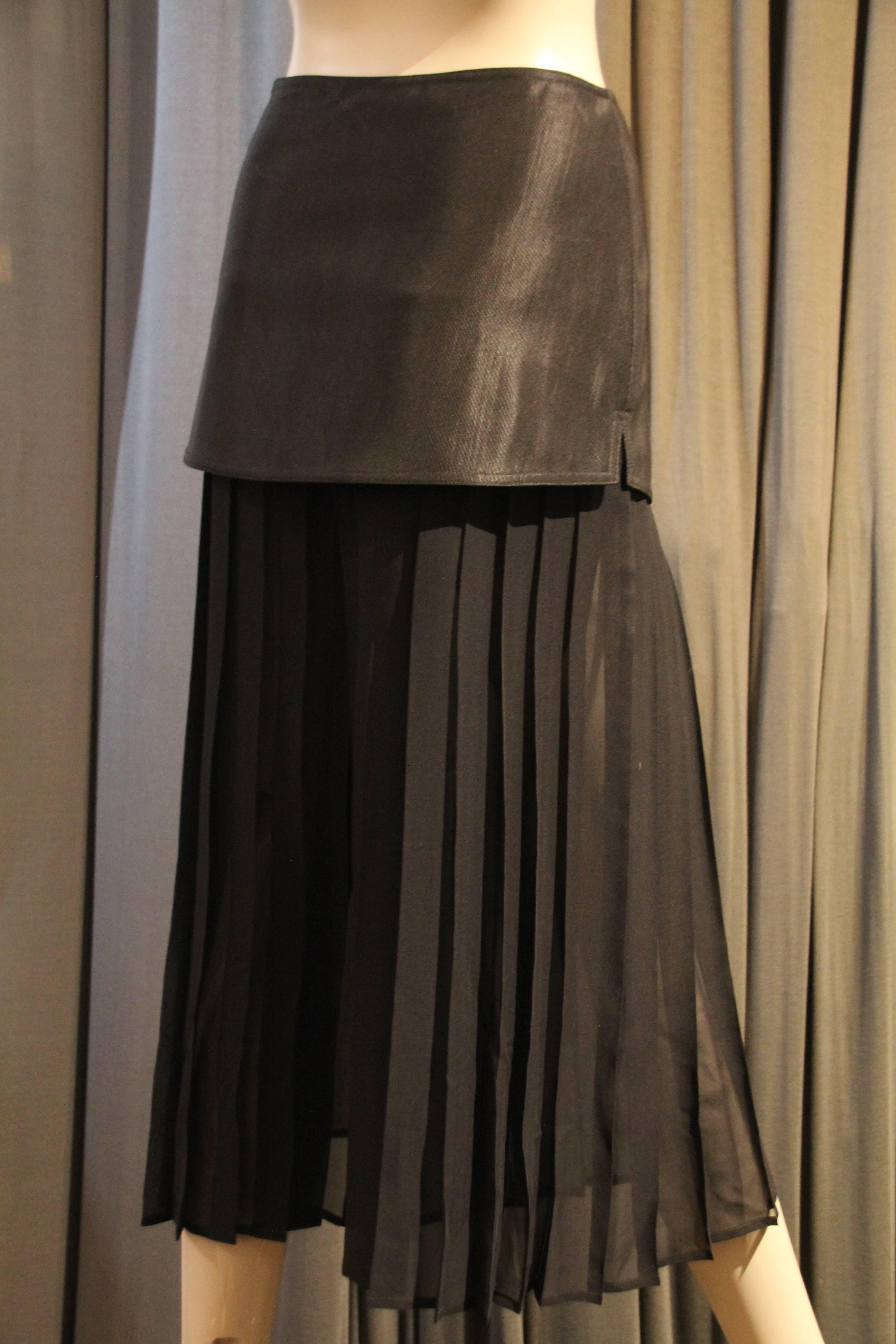 Noir Pantalon palazzo en mousseline de soie plissée d'inspiration japonaise Gianni Versace des années 1980  en vente