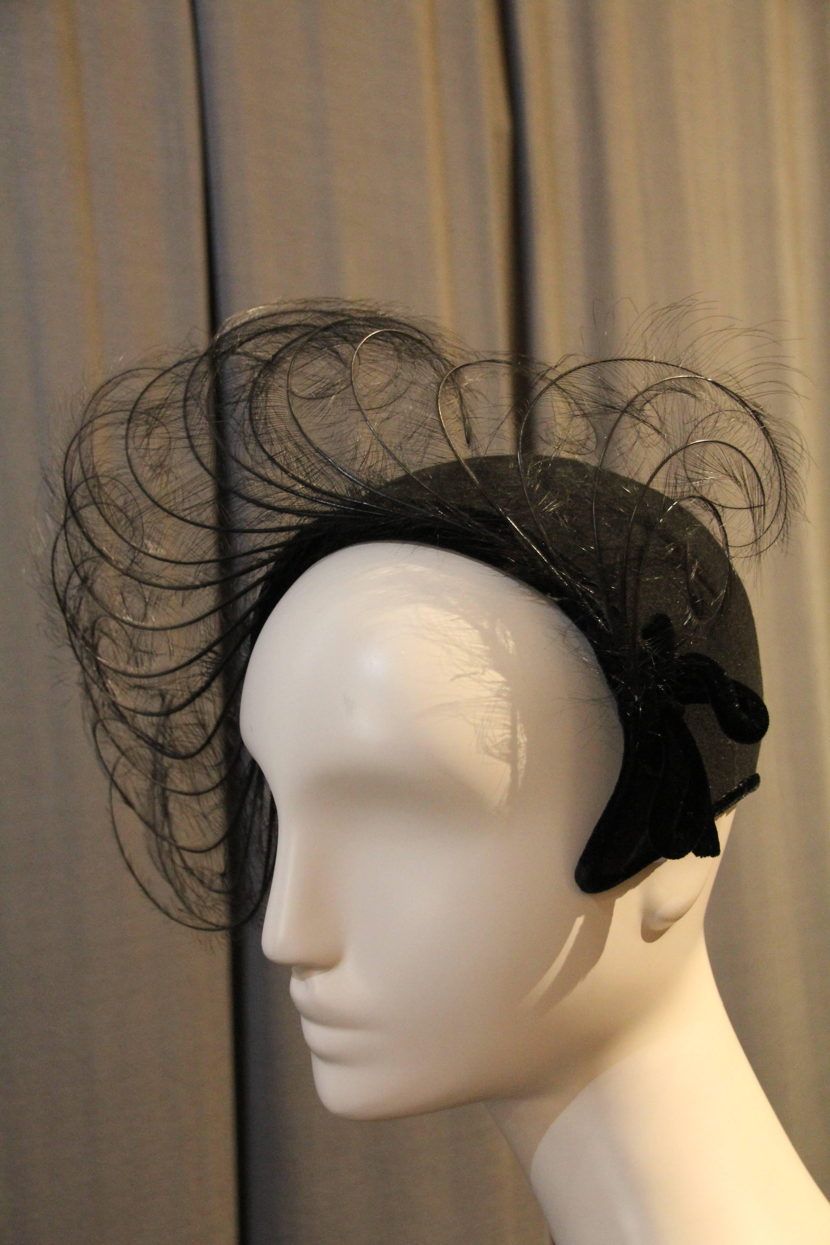Incredible 1950s Schiaparelli Cashmere Felt Cloche w Curled Fan of Egret Feather In Excellent Condition In Gresham, OR