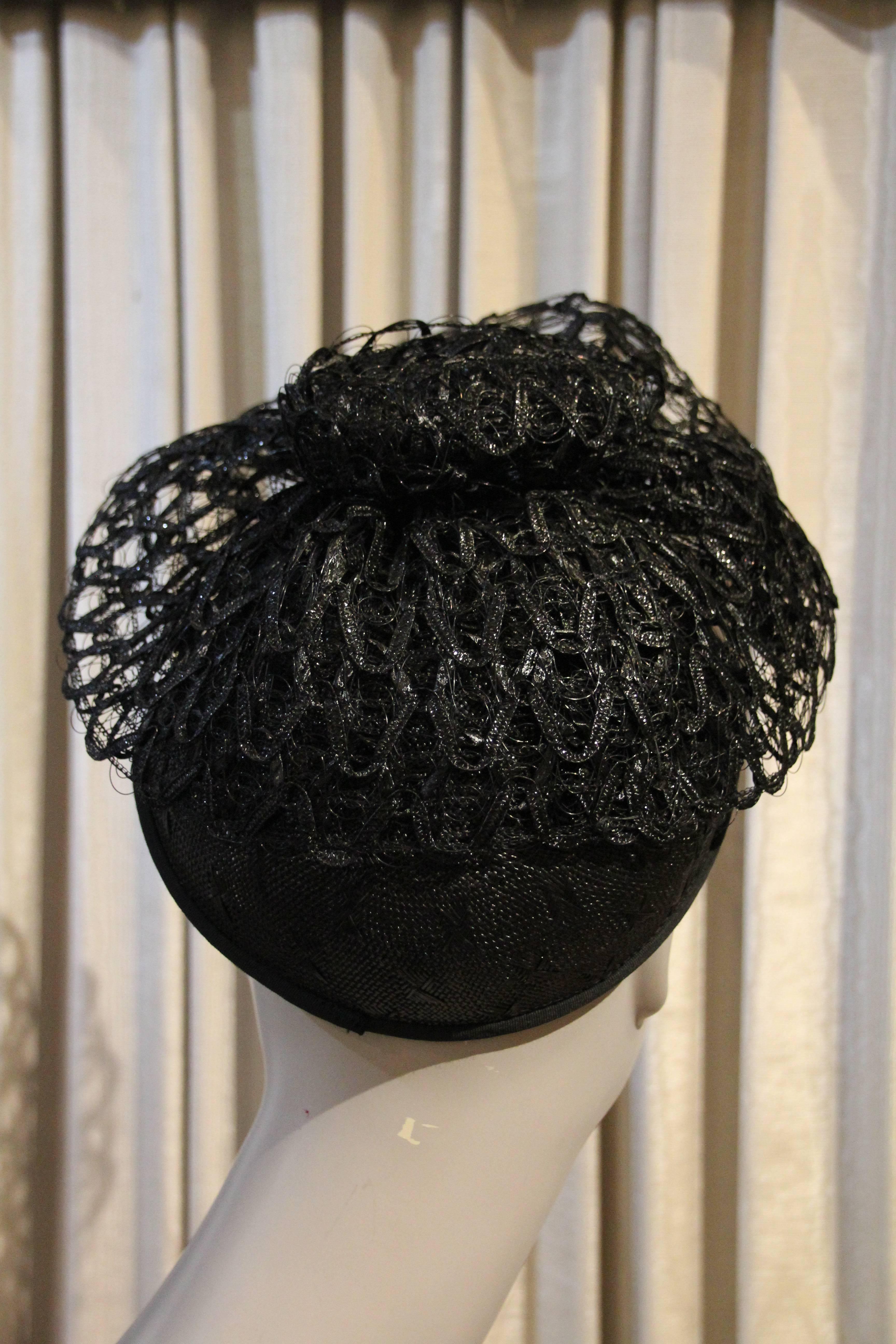 Un favoloso cappello di paglia nera Alex California degli anni '50, con un bellissimo motivo (vedi foto in primo piano) e impreziosito da una rete di crine nero per creare un effetto drammatico!  Così chic! 