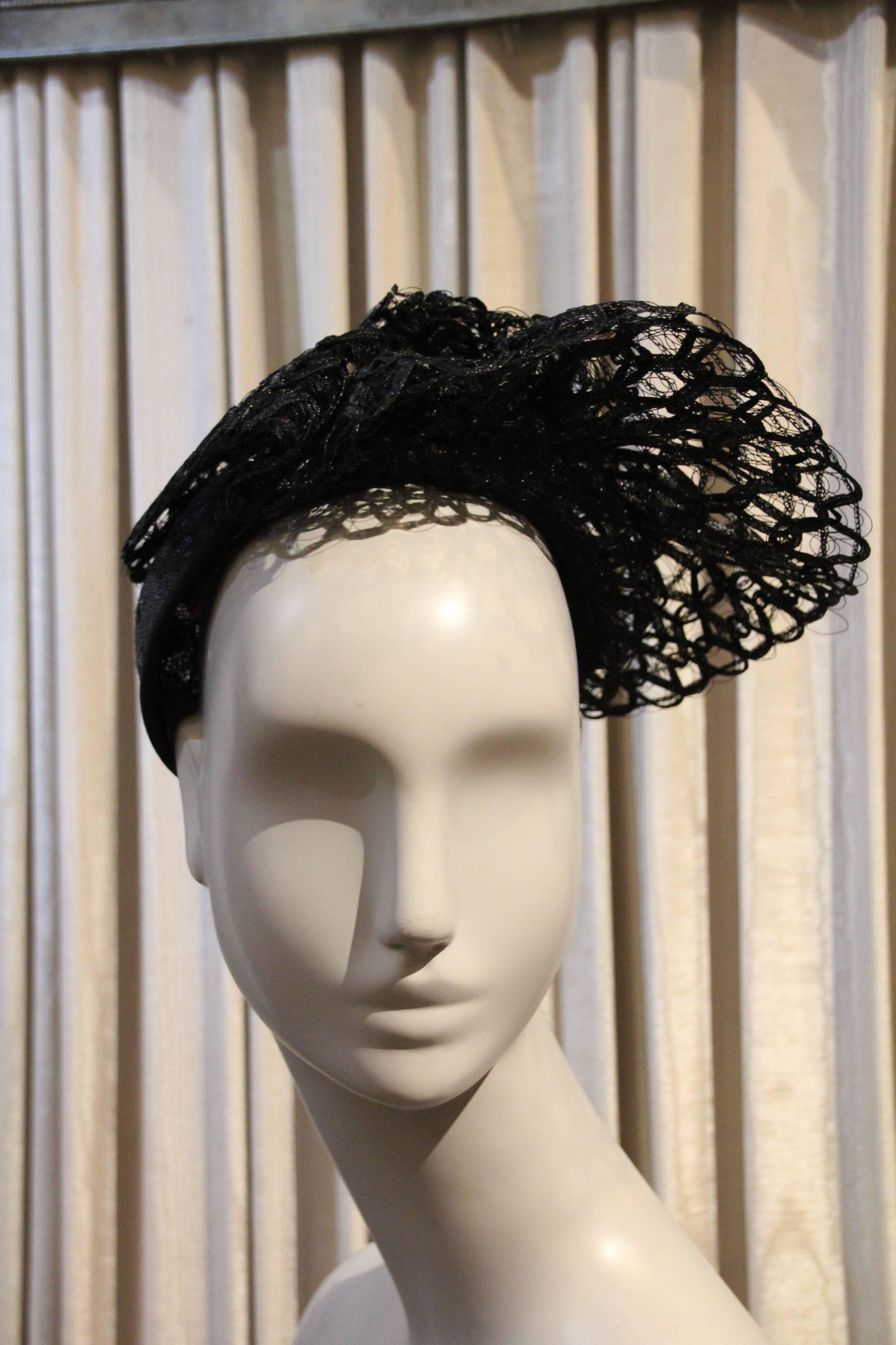 Cappello da cocktail in paglia nera di Alex Callifornia del 1950 con fiocchi in rete rigida in vendita 1
