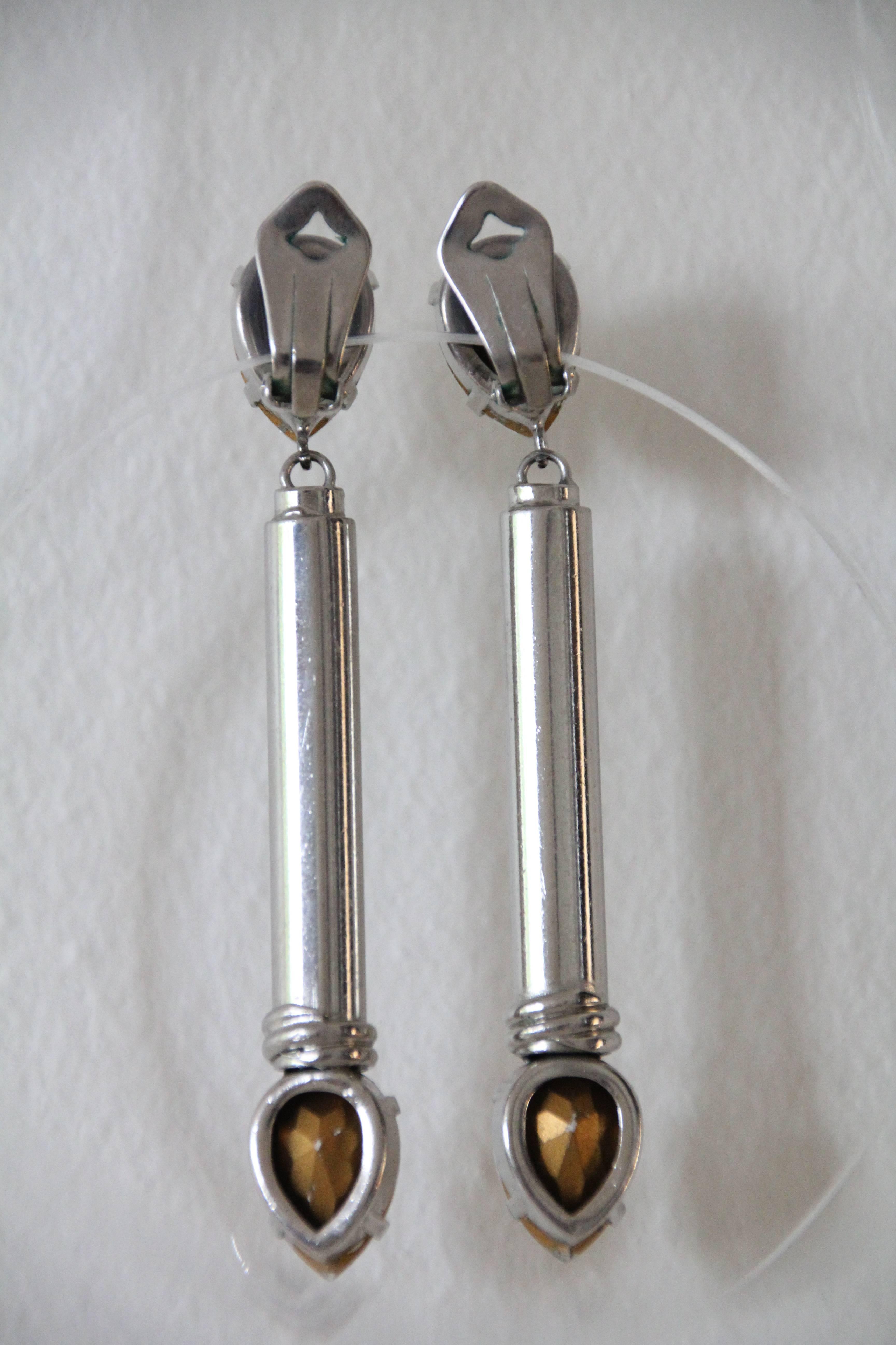 A wonderful 1980s pair of stainless steel Modernist dangle clip earrings with a pear shaped rhinestone at each end. A dramatic statement piece at 3.5