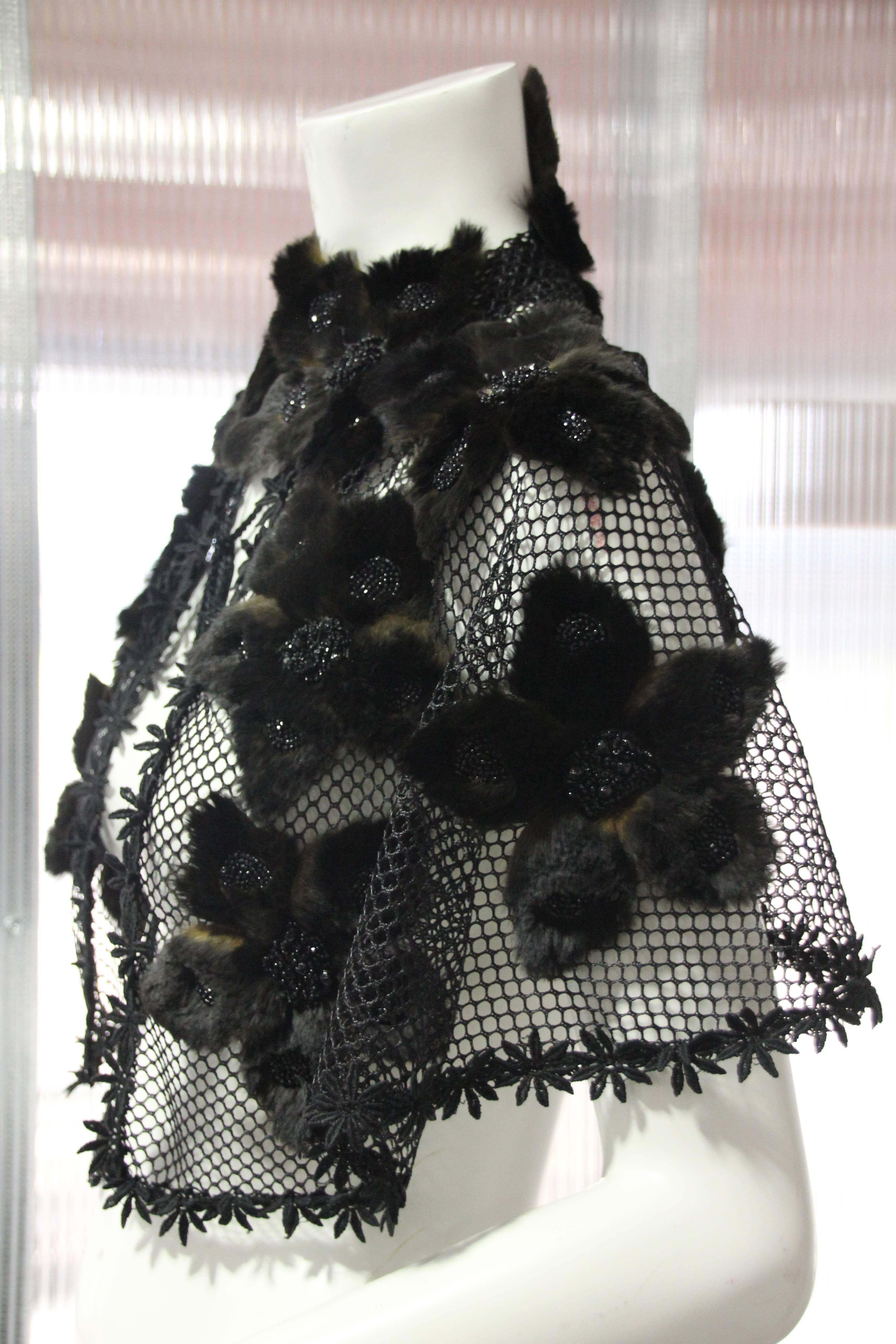 Capuchon en filet nid d'abeille noir de style années 1930 avec appliques de fleurs en fourrure de castor perlées, soutenues par du cuir de chevreau. Réalisé sur mesure sur un filet moderne avec des éléments vintage et antiques. 