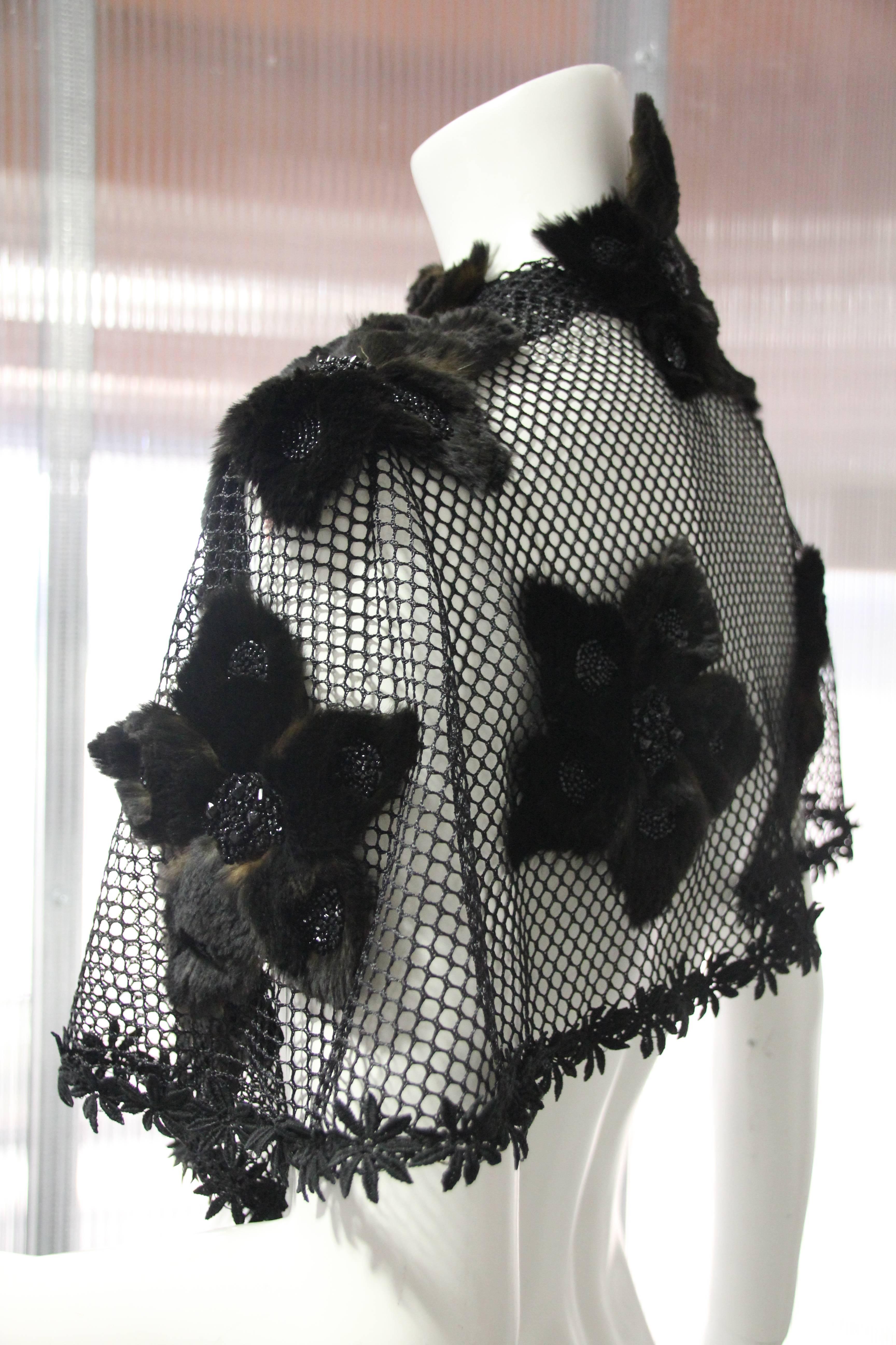 1930s-Styled Honeycomb Net Caplet w Beaded Fur Flower Appliques In Excellent Condition For Sale In Gresham, OR