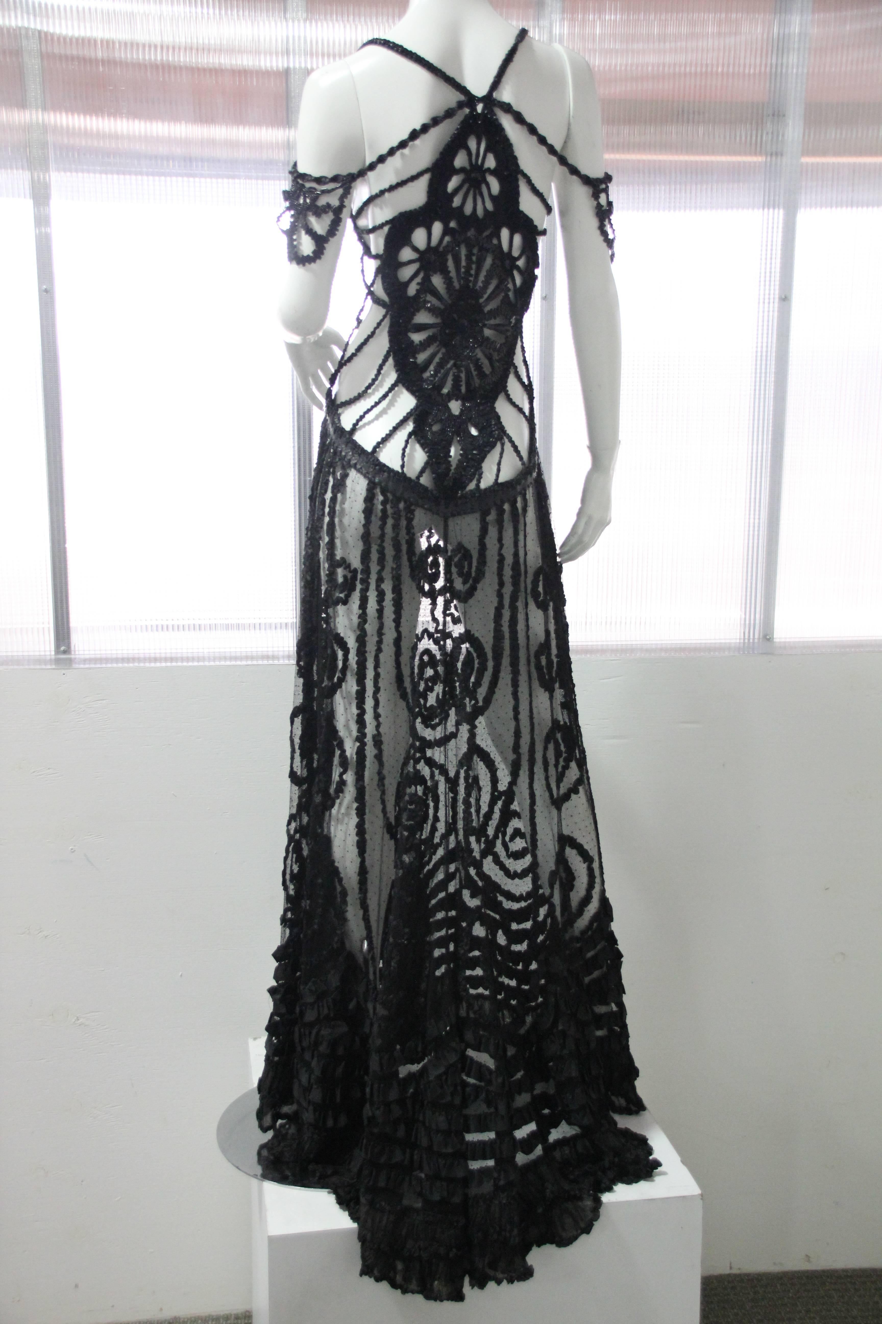 Schwarzes schwarzes weibliches Peek-a-Boo-Kleid aus Tüll mit viktorianischen Perlenverzierungen, Rüschen und Leder Damen