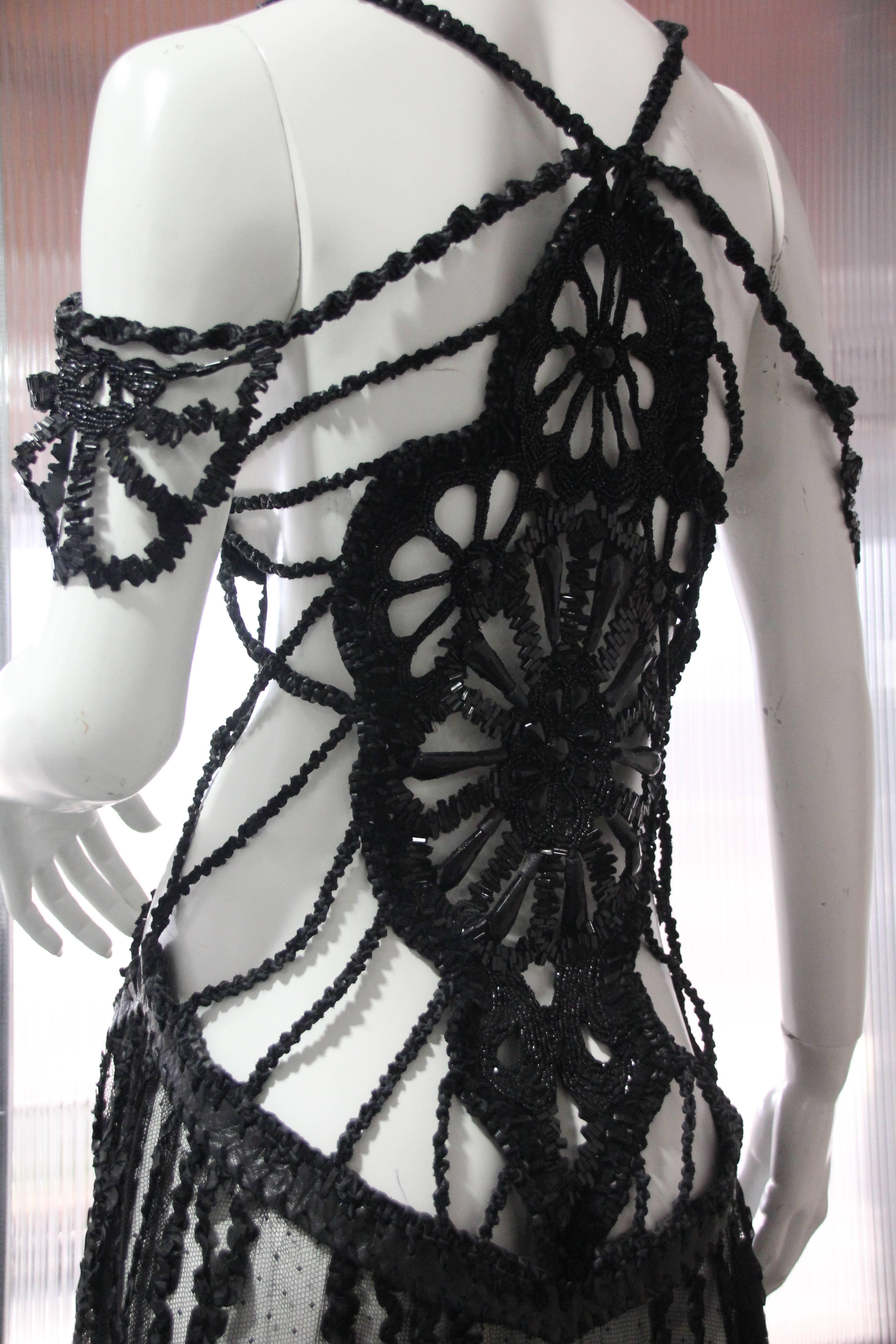 Schwarzes schwarzes weibliches Peek-a-Boo-Kleid aus Tüll mit viktorianischen Perlenverzierungen, Rüschen und Leder 1