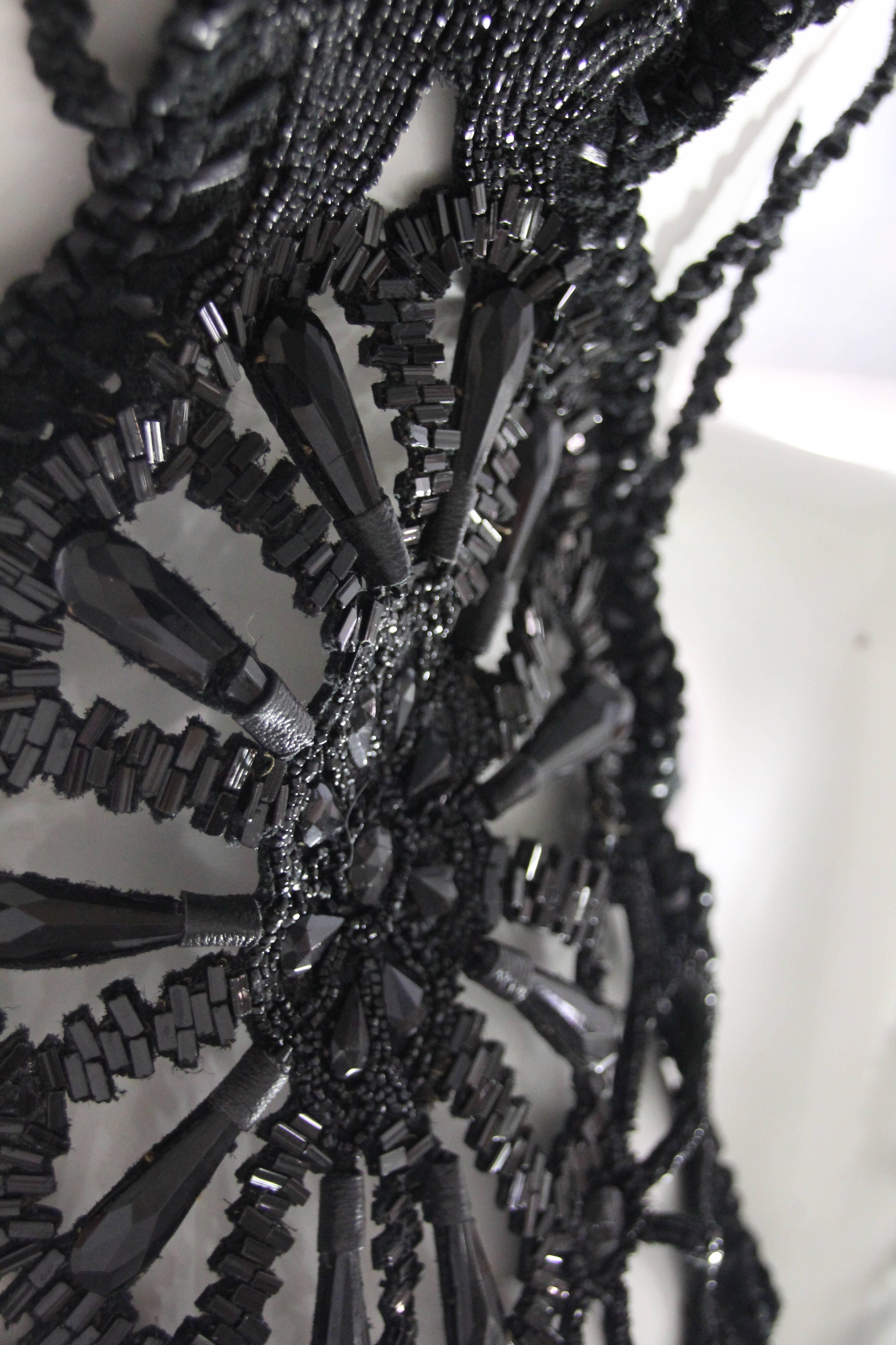 Schwarzes schwarzes weibliches Peek-a-Boo-Kleid aus Tüll mit viktorianischen Perlenverzierungen, Rüschen und Leder 3