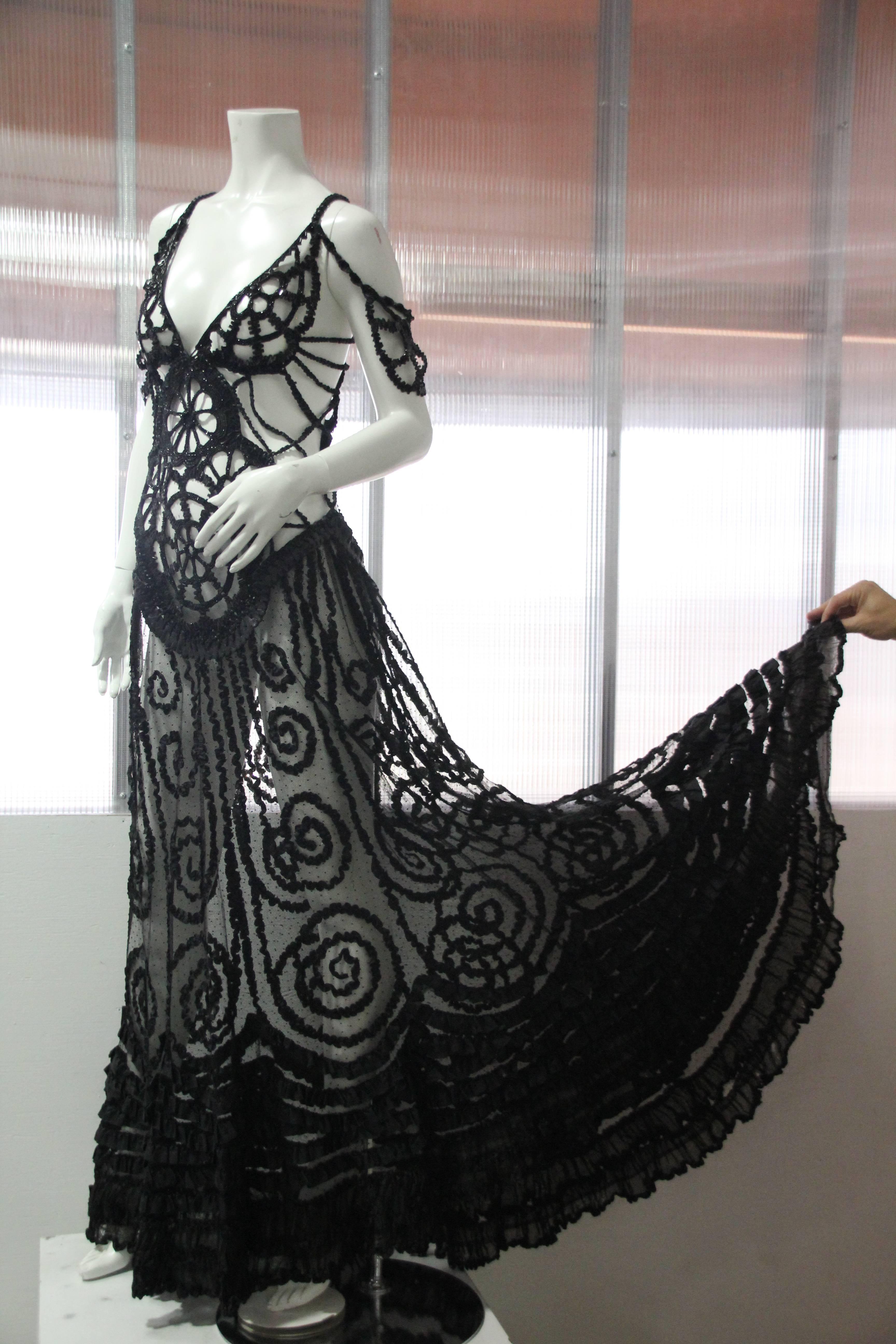 Schwarzes schwarzes weibliches Peek-a-Boo-Kleid aus Tüll mit viktorianischen Perlenverzierungen, Rüschen und Leder 4