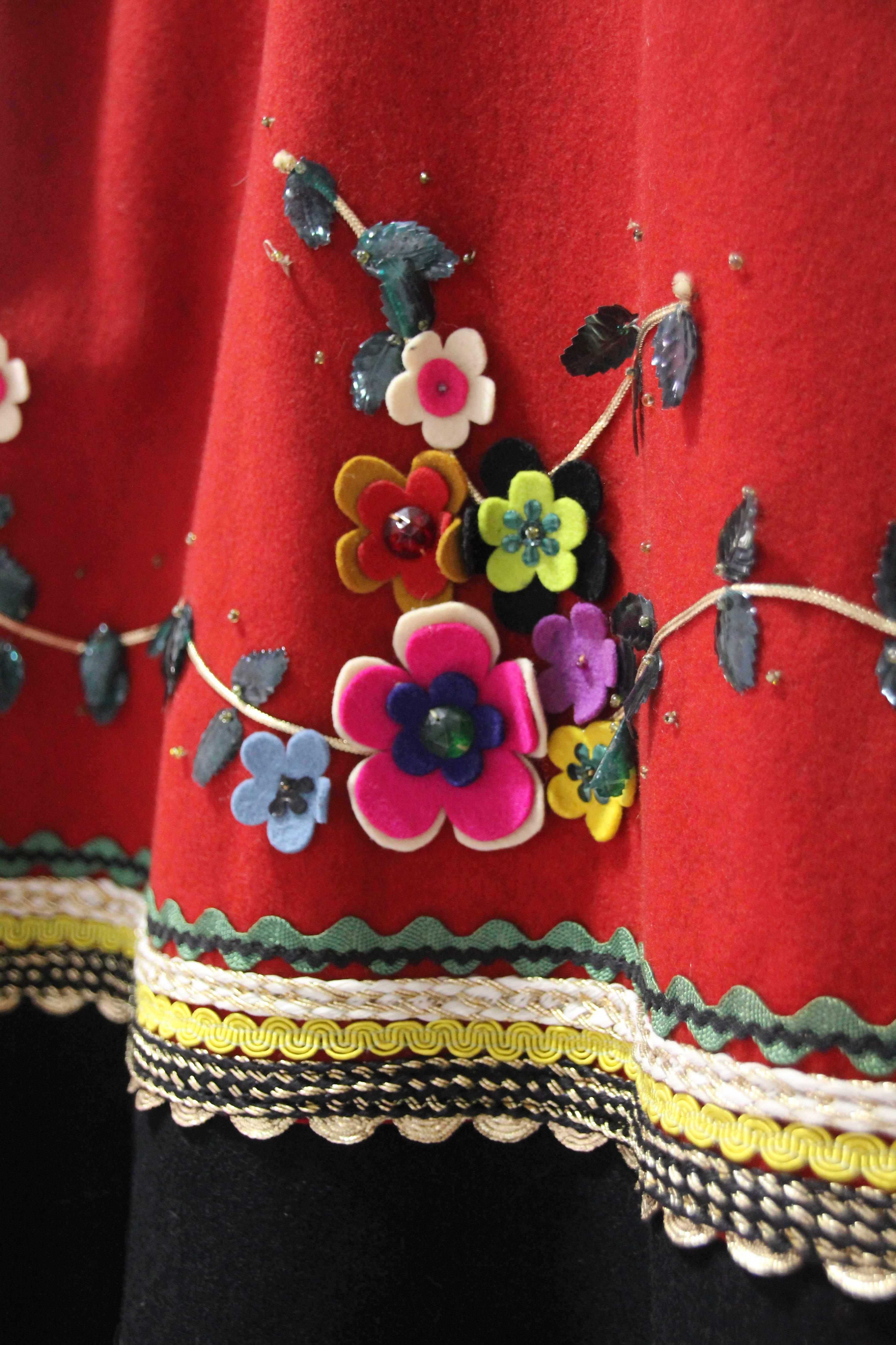 Ensemble 3 pièces d'inspiration paysanne en feutre de laine avec bordure en fourrure de Mongolie  en vente 1