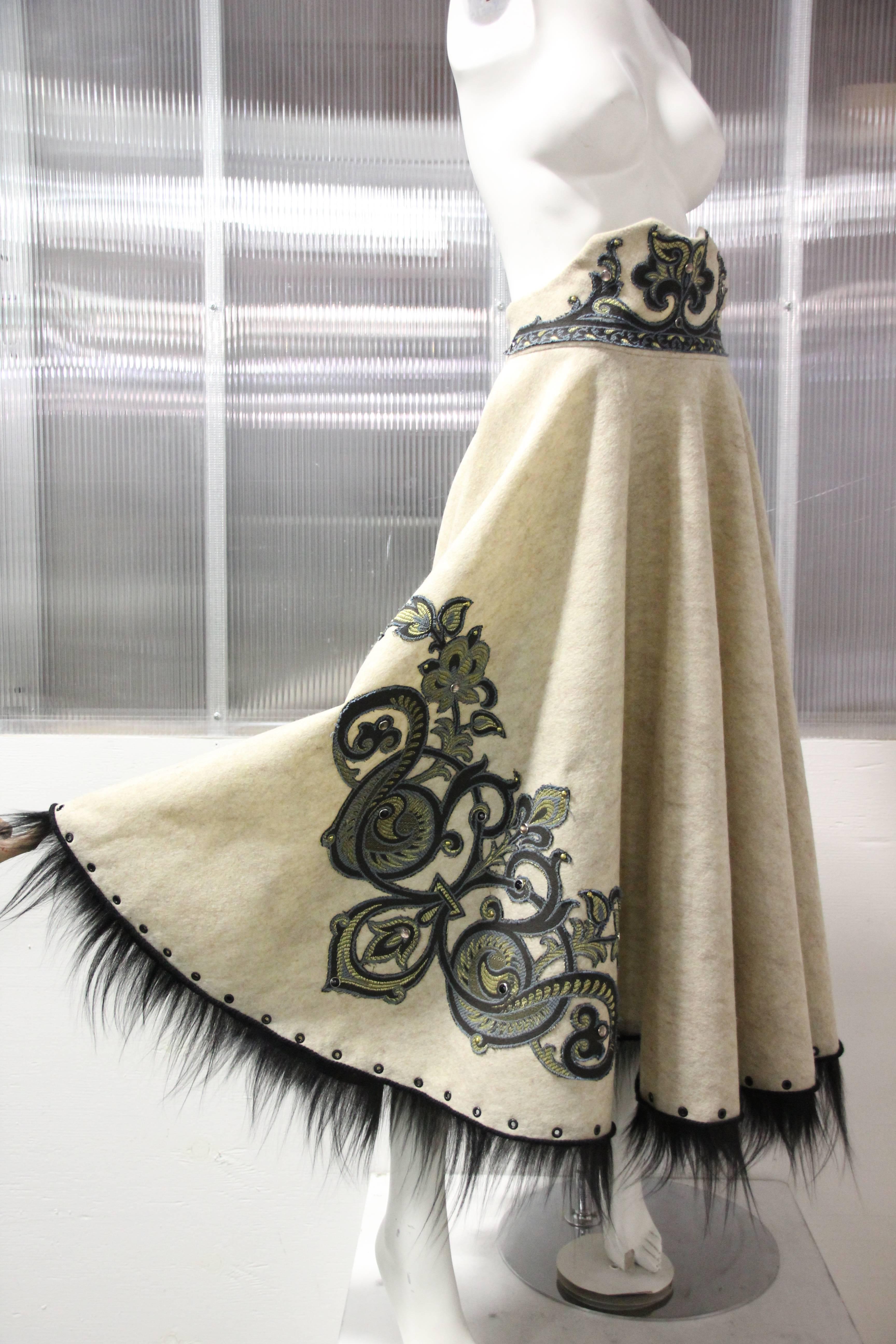 1950s-Style Felt Circle Skirt w Scroll-Work Applique and Black Fur Trim In Excellent Condition In Gresham, OR