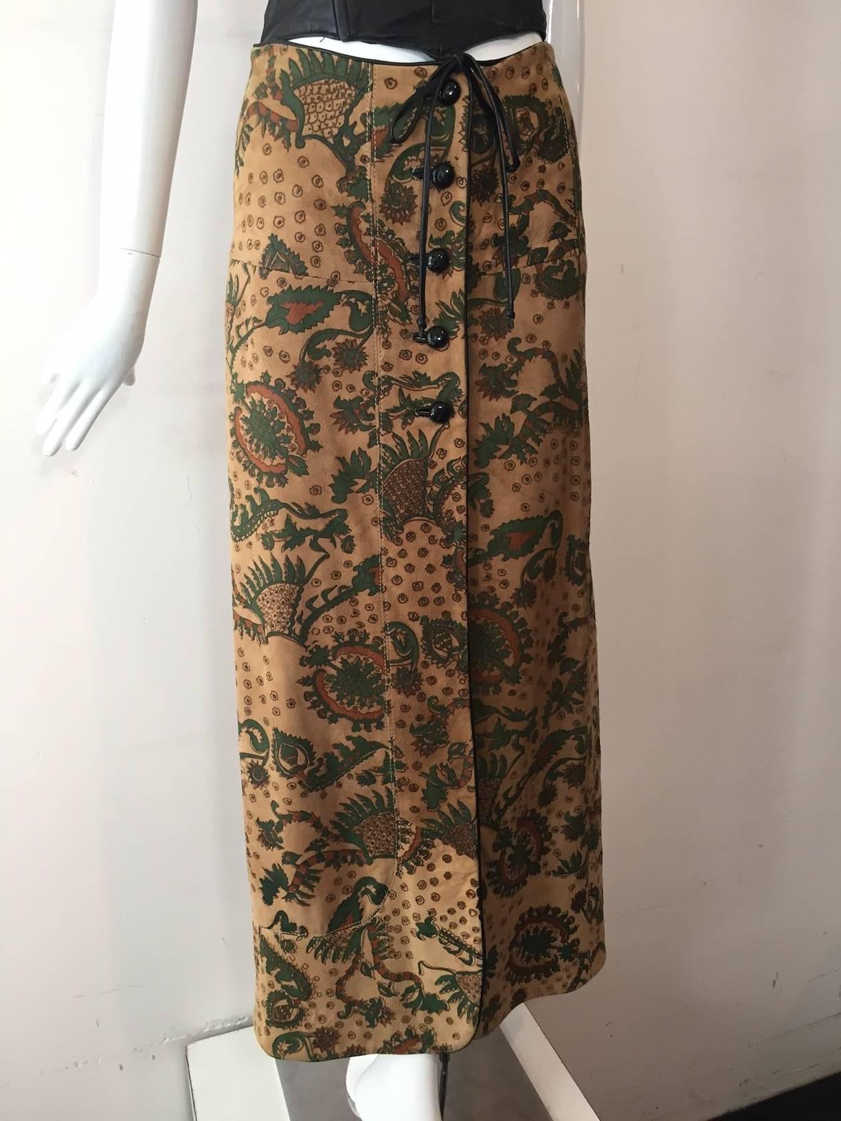 A great BoHo 1970s Geoffrey Beene green and brown paisley printed suede maxi skirt.  Black leather piping , waist tie and leather buttons. Fully lined in rayon crepe.  High opening at front--great leg-appeal!