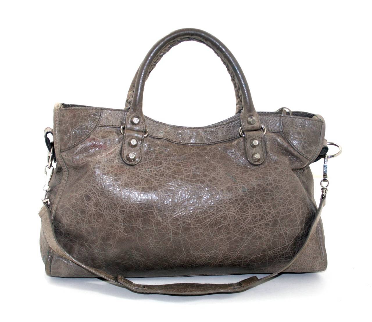In very good condition, this Balenciaga Taupe Lambskin Arena Giant 12 City Bag  is a fantastic find.   There are some light signs of prior ownership:  slight wear on the edges and several green and red markings that can be seen in our photos. 