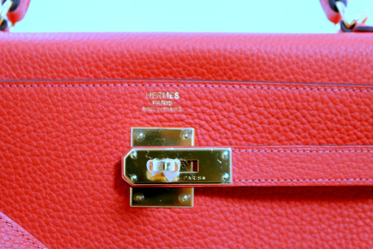 Hermes Kelly Bag in Rouge Pivoine Clemence Red Leather, GHW, 32 cm size In New Condition In New York City & Hamptons, NY