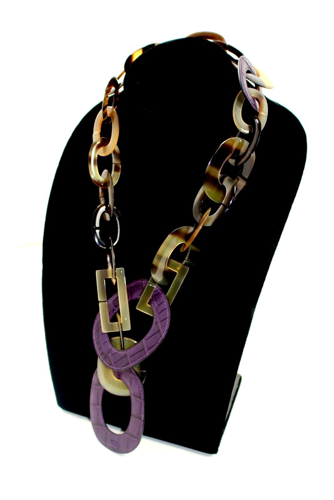 Hermès Isidore Horn Purple Alligator Necklace In New Condition In New York City & Hamptons, NY