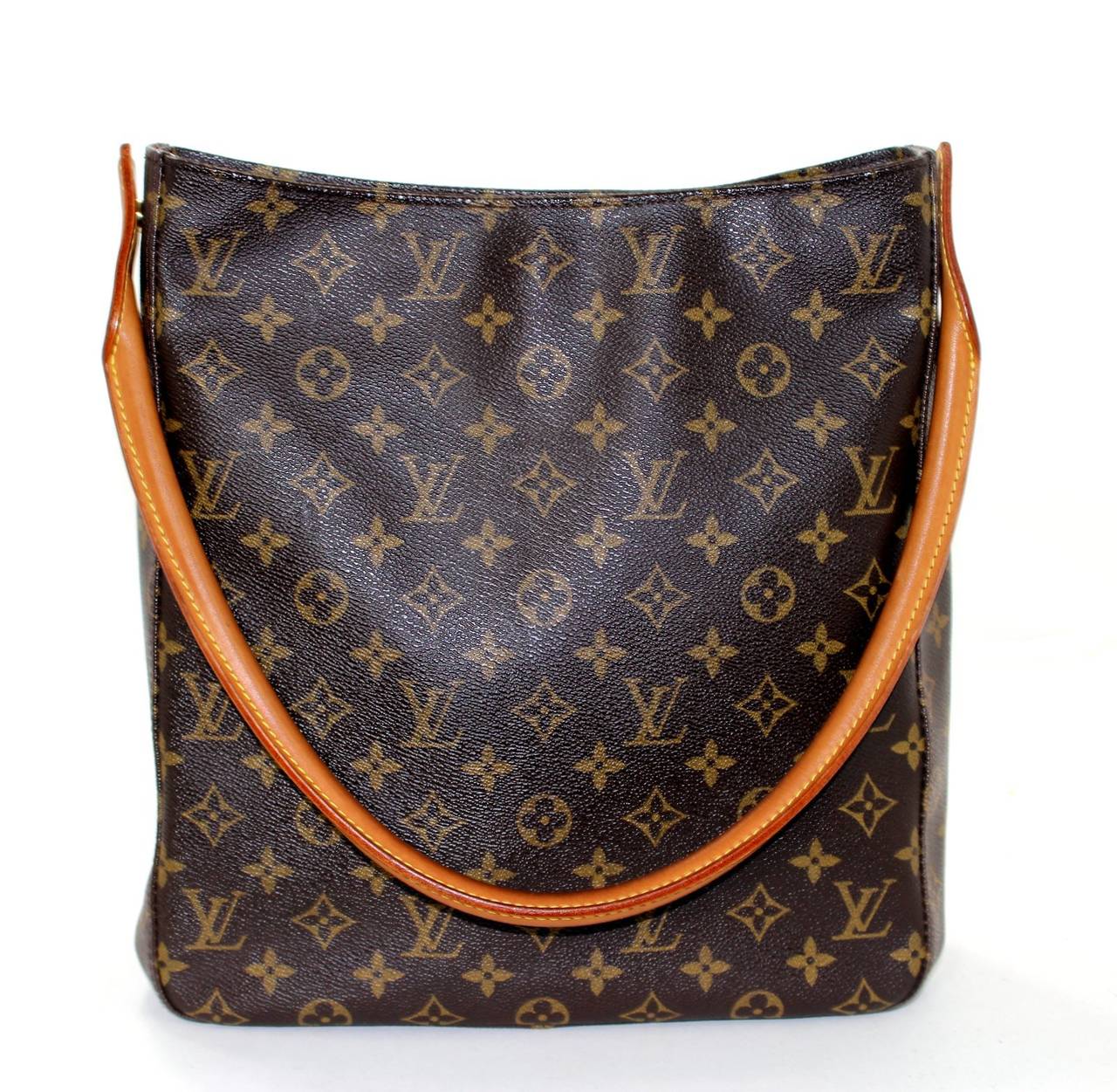 In excellent condition, this classic GM Looping Shoulder Bag from Louis Vuitton is a brilliant find.  The exterior canvas looks first-rate and the interior is extremely clean.  There is some light scratching on the handle from normal use.  This is
