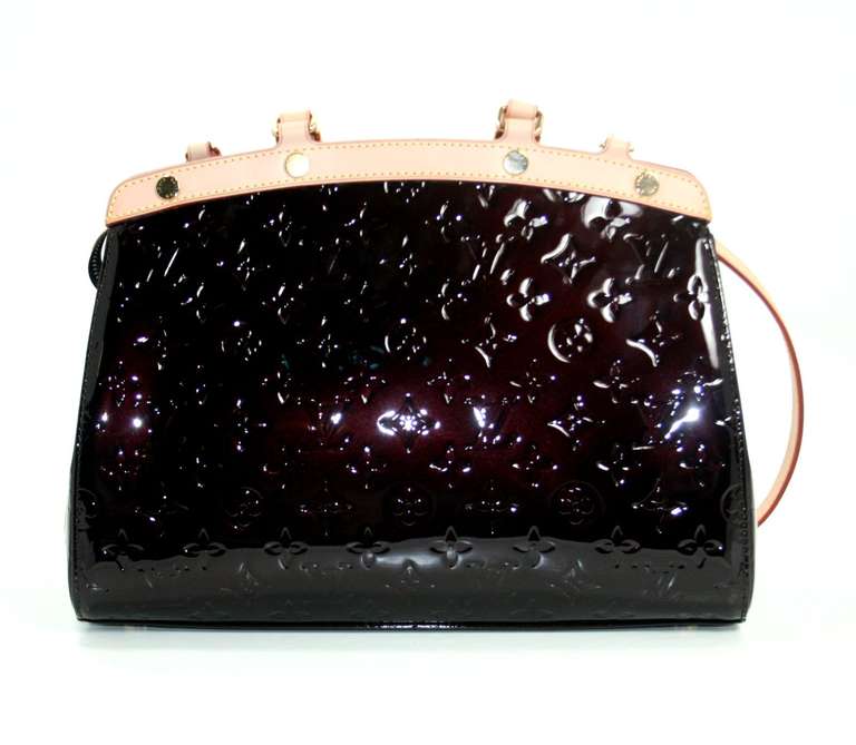 Louis Vuitton’s Amarante Vernis Brea MM is a current LV style in mint condition. The versatile MM size and strikingly neutral dark cherry color are particularly desirable and certain to become a wardrobe favorite.     
Louis Vuitton monogrammed
