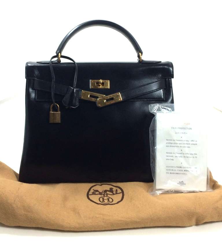 Beautiful and highly collectible, this Kelly in very good vintage condition. The Hermès Black Box Calf 32 cm Kelly Retourne is a fantastic find for a savvy shopper.  It has subtle signs of prior ownership consistent with a bag of this age.  There